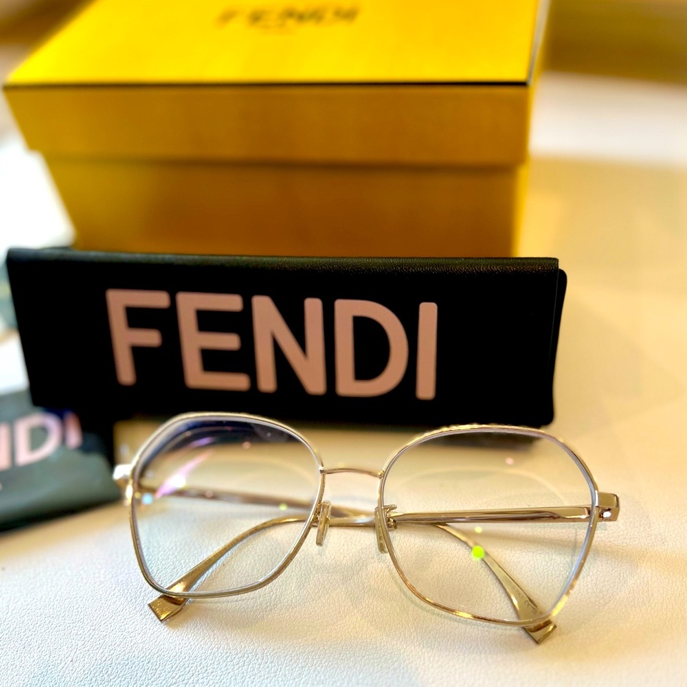 Fendi Eyewear Butterfly Frame Glasses 👓